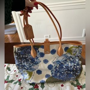 Dooney & Bourke blue floral shoulder bag in fabulous condition